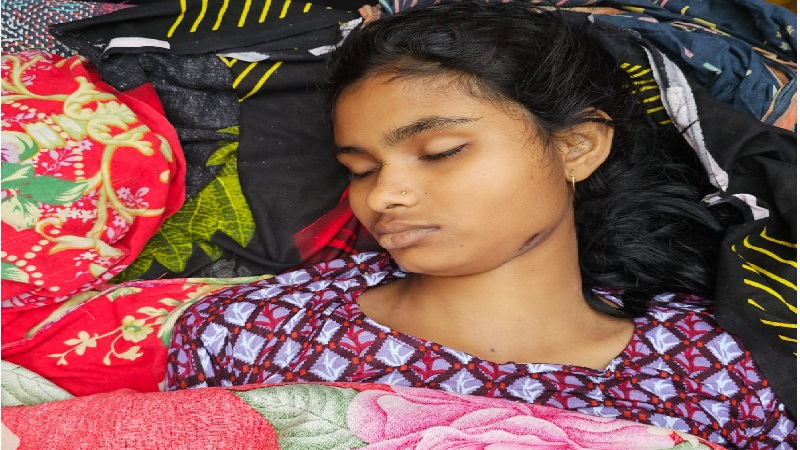 চাঁপাইনবাবঞ্জ স্বামীর বাড়ি থেকে গৃহবধুর মরদেহ উদ্ধার,যৌতুকের দাবিতে হত্যার অভিযোগ,স্বামী পলাতক